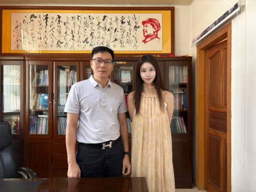 “移动的美术课”驶进桥中