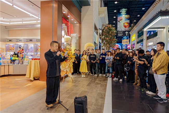 ​52TOYS澳门新濠影汇店重磅开业，CiCiLu艺术家签售会受追捧