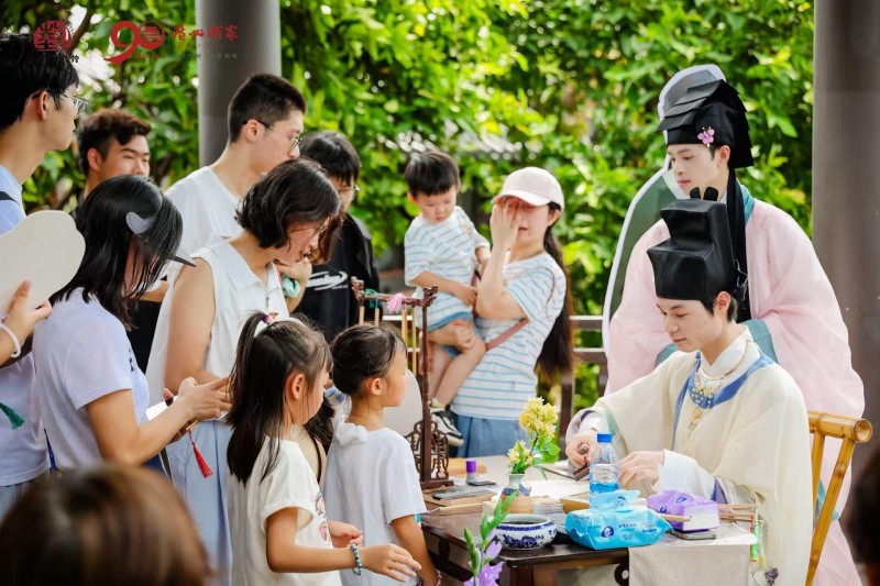 广州酒家携手广州市文化馆打造中秋游园会,让广大市民体验双节沉浸式游园!
