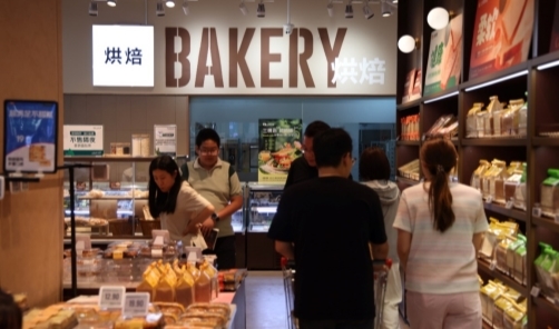 “烘焙顶流”回归！七鲜草莓盒子上市两周即卖爆200%