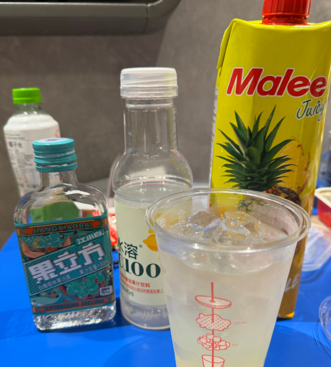 广州便利店的塑料凳，正在量产野生调酒师