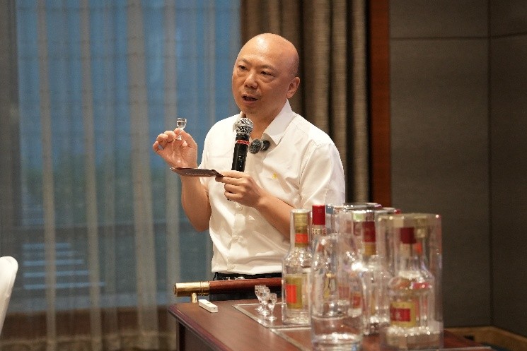 中秋老酒消费持续升温,五粮液陈年老酒“礼承时光”礼盒成交环比增长3倍