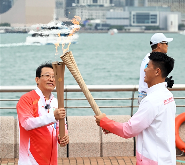 五运会火炬传递开跑，广汽集团董事长冯兴亚担任火炬手