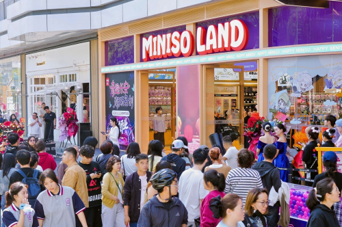 国庆打卡新风向：名创优品MINISO LAND西北首店亮相西安，引爆IP消费热潮