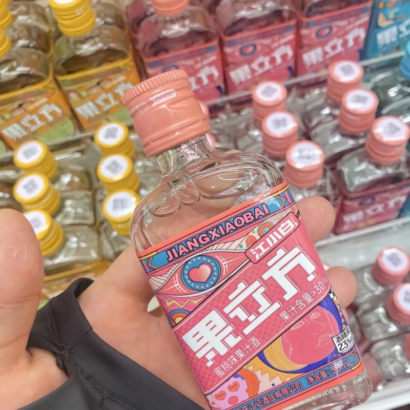 广州便利店的塑料凳，正在量产野生调酒师