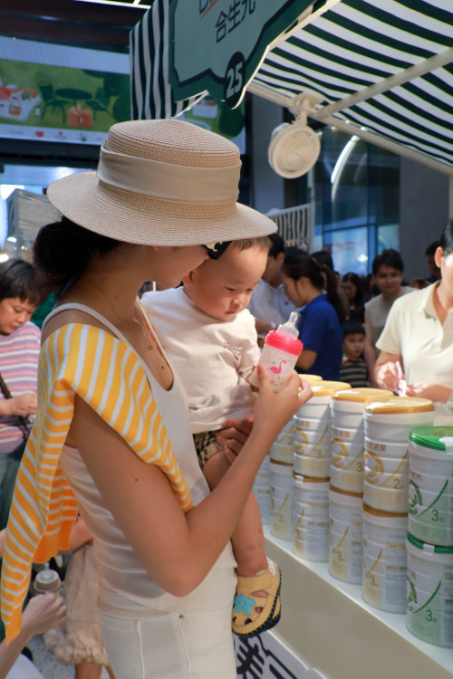 合生元亮相2025 French Weeks 以高端品质持续倡导“自在当妈”