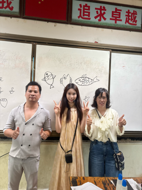 “移动的美术课”驶进桥中