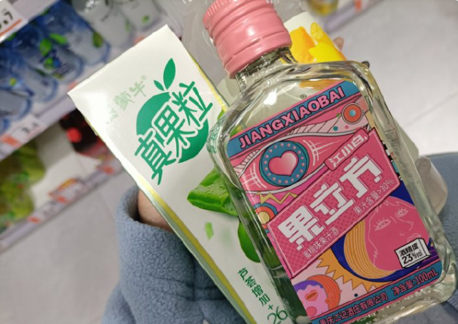 广州便利店的塑料凳，正在量产野生调酒师