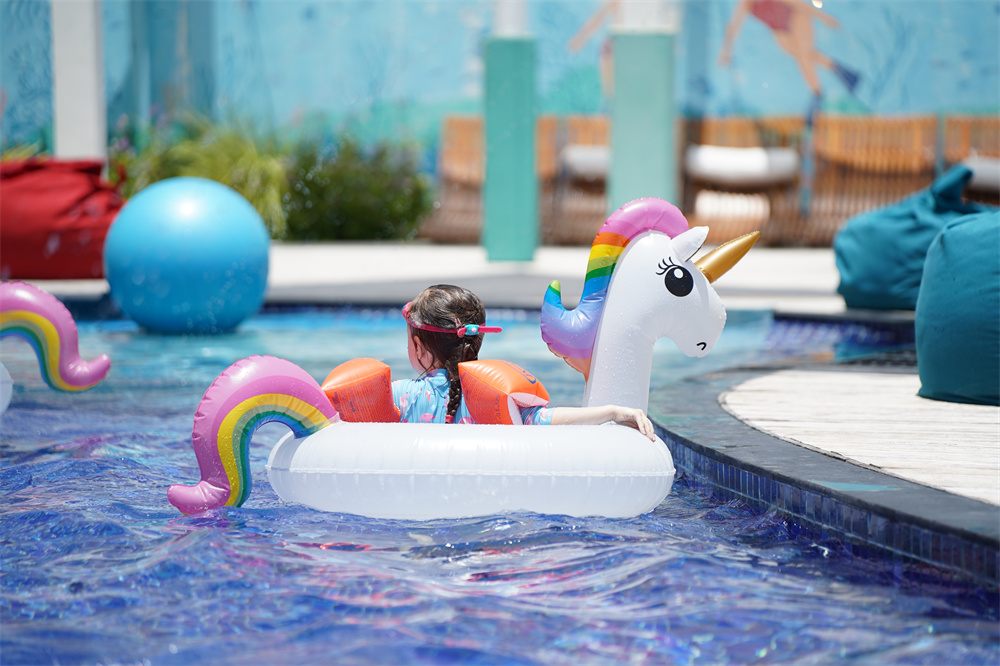 在希尔顿马尔代夫阿敏吉里全别墅度假村与家人一起庆祝假期时光