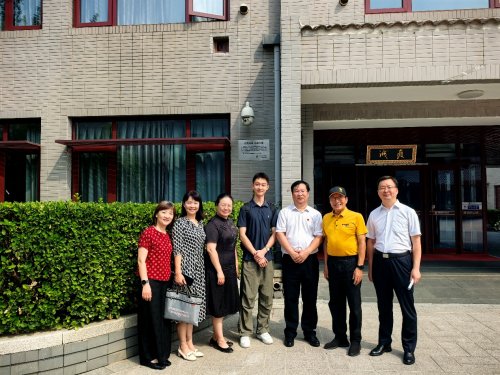 Z世代青年唐樱溪回馈母校,北京三十五中为可持续发展杰出校友立碑