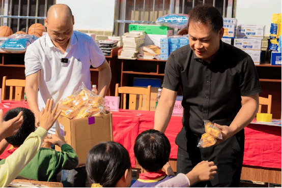 博蕊斯家居点亮求学成长之路，金秋送暖，博爱同行