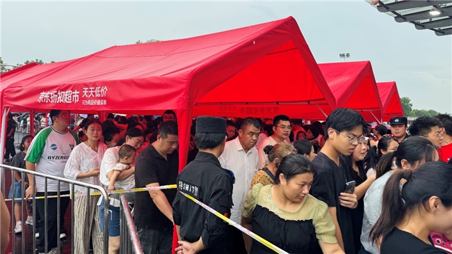 雨水难挡开业采购热情！宿迁市民雨中撑伞排队入京东折扣超市