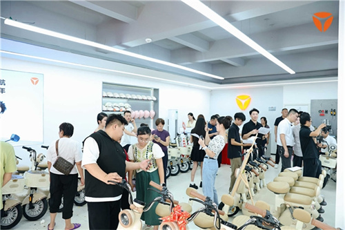 首张新国标车牌诞生，雅迪引领电动自行车迈入合规新时代