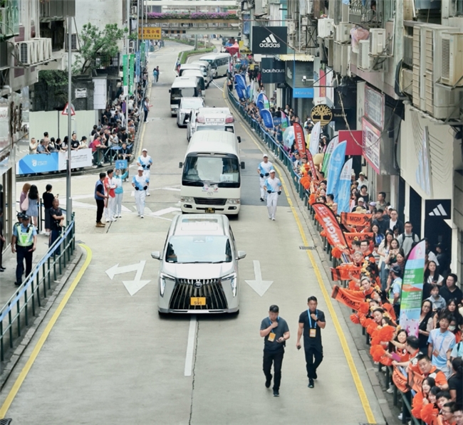 五运会火炬传递开跑，广汽集团董事长冯兴亚担任火炬手