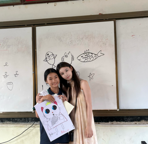 “移动的美术课”驶进桥中