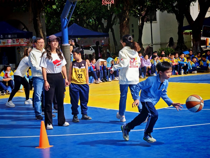 五地2.9万平运动场全面焕新!2025年度“友爱相伴幸福校园”项目完美收官