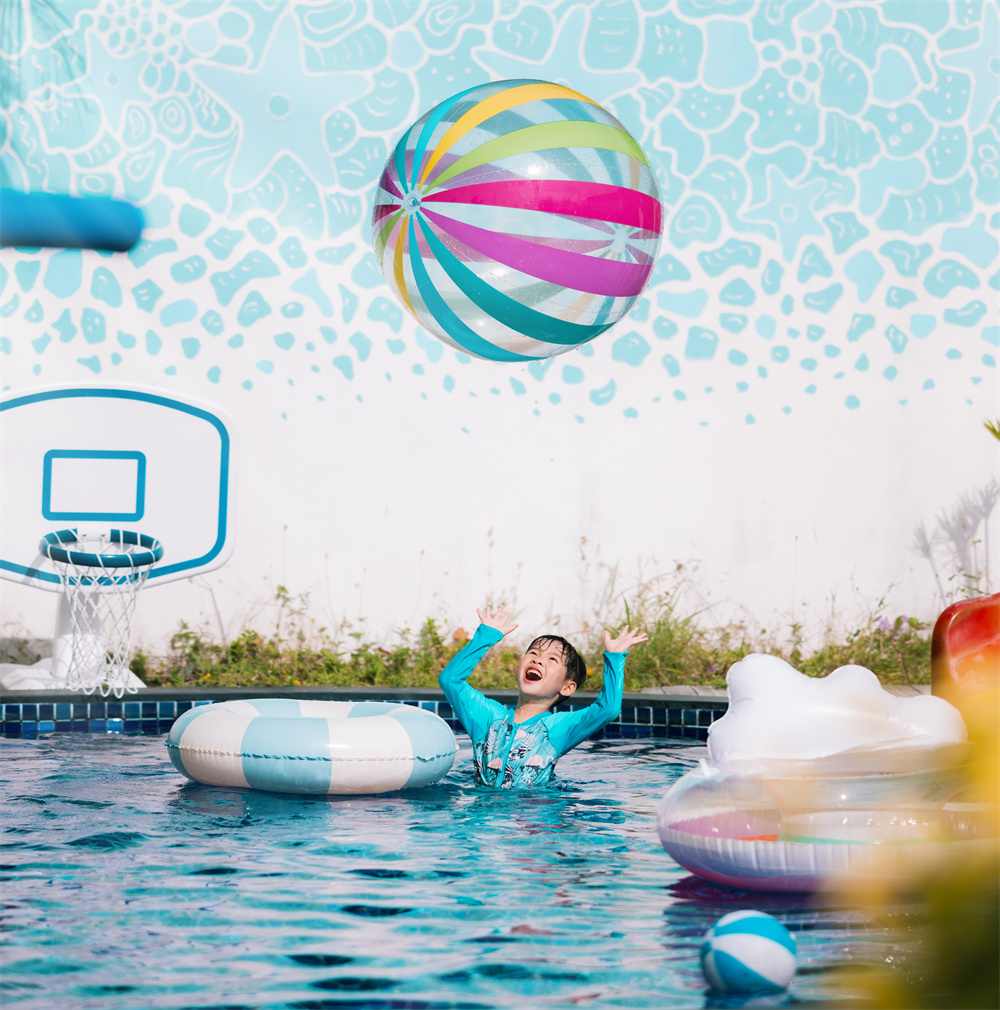 在希尔顿马尔代夫阿敏吉里全别墅度假村与家人一起庆祝假期时光