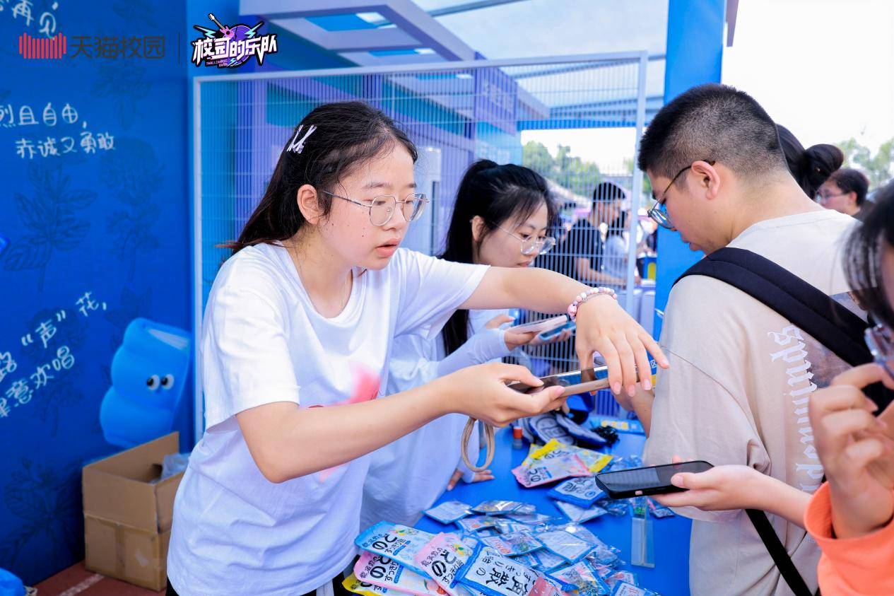 龙角散携手天猫校园亮相清华、北交等高校毕业歌会，守护青春好声音