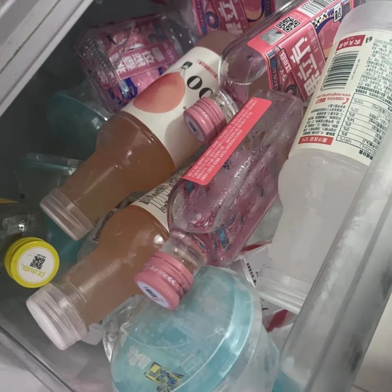 广州便利店的塑料凳，正在量产野生调酒师