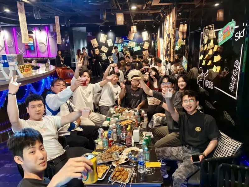 广州便利店的塑料凳，正在量产野生调酒师