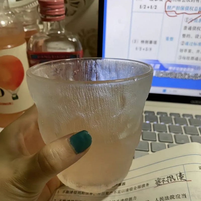 广州便利店的塑料凳，正在量产野生调酒师