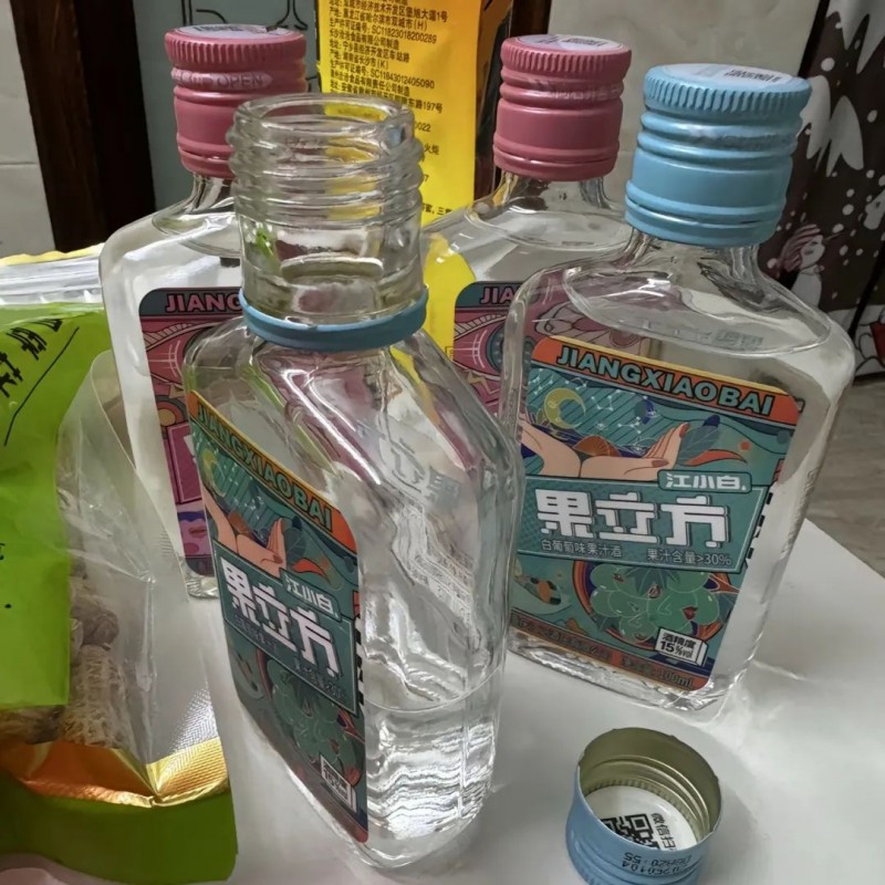 广州便利店的塑料凳，正在量产野生调酒师