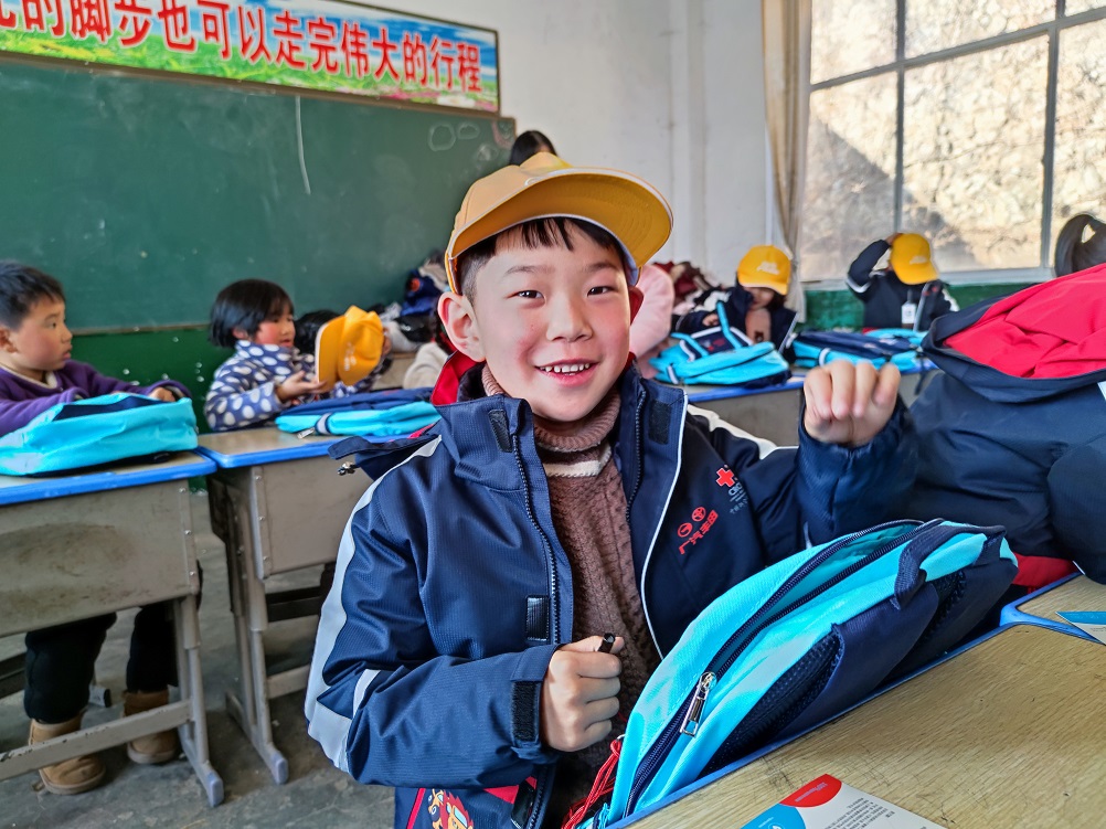 由塑料瓶再生而来的安全书包，凝聚着环保理念与公益爱心，点亮了孩子们的求学路.jpg