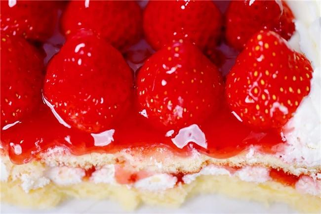 “烘焙顶流”回归！七鲜草莓盒子上市两周即卖爆200%