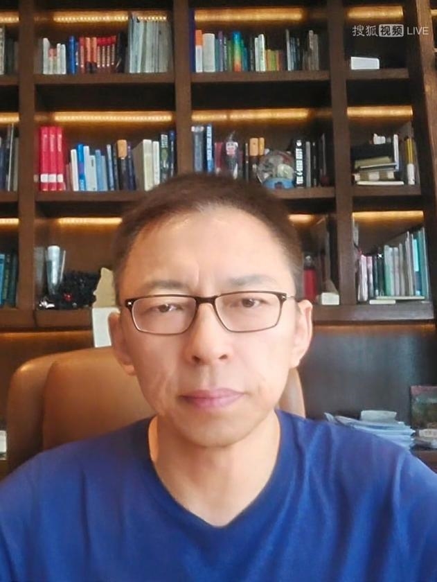 美伊战火再燃、世界杯决赛首创“超级碗式”中场秀……张朝阳中英双语分享全球热点