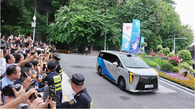 五运会火炬传递开跑，广汽集团董事长冯兴亚担任火炬手