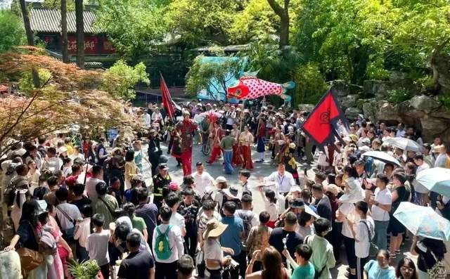 又是一个人从众的五一假期:出不出门都很拥挤