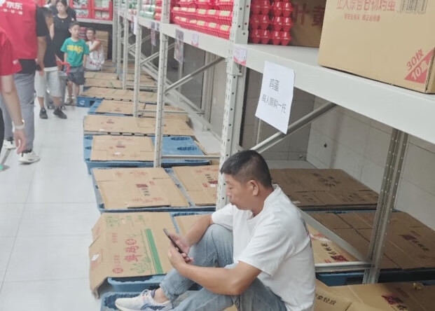 雨水难挡开业采购热情！宿迁市民雨中撑伞排队入京东折扣超市