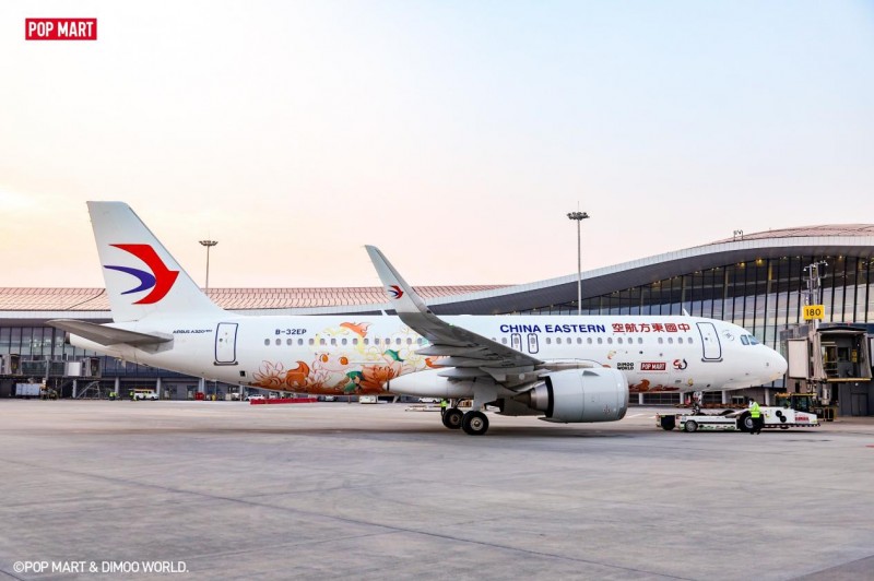 泡泡玛特DIMOO化身中泰建交50周年特邀挚友 限定主题彩绘专机盛大启航