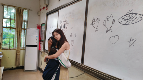 “移动的美术课”驶进桥中