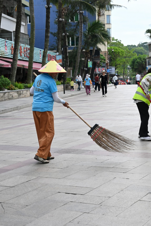 担杆镇外伶仃岛举办关爱环卫工人，践行垃圾分类主题活动