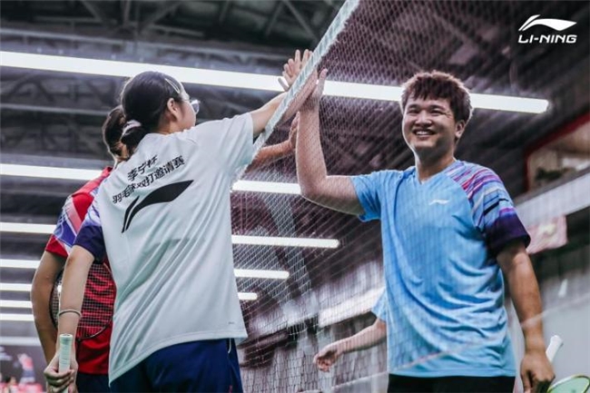 2025李宁杯羽毛球双打邀请赛深圳站开赛 世界冠军徐晨空降现场,与参赛选手共启羽球盛宴