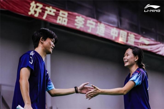 2025李宁杯羽毛球双打邀请赛深圳站开赛 世界冠军徐晨空降现场,与参赛选手共启羽球盛宴