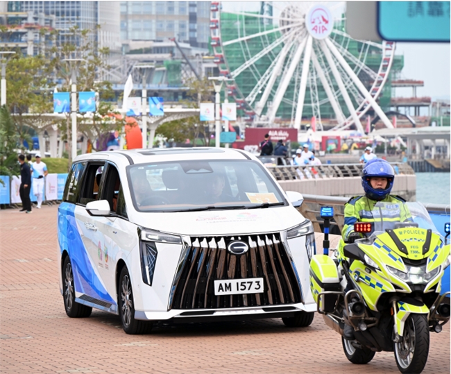 五运会火炬传递开跑，广汽集团董事长冯兴亚担任火炬手