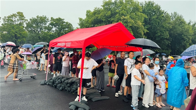 雨水难挡开业采购热情！宿迁市民雨中撑伞排队入京东折扣超市