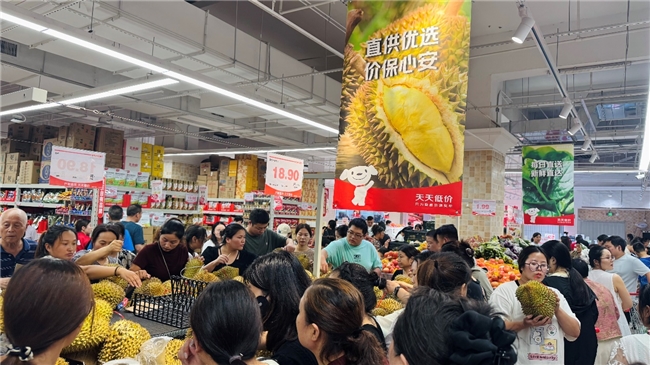 雨水难挡开业采购热情！宿迁市民雨中撑伞排队入京东折扣超市