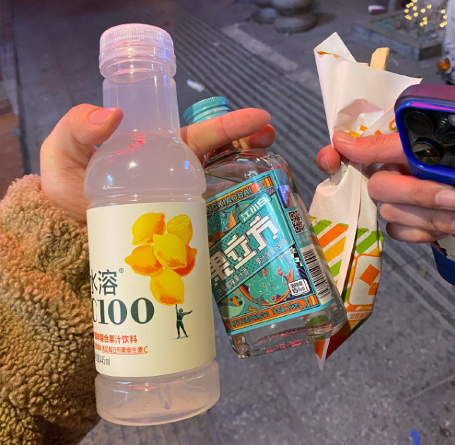 广州便利店的塑料凳，正在量产野生调酒师