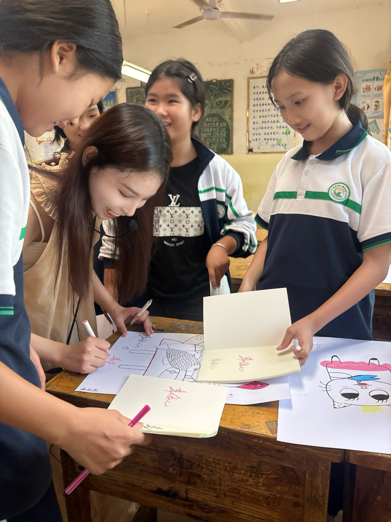 “移动的美术课”驶进桥中