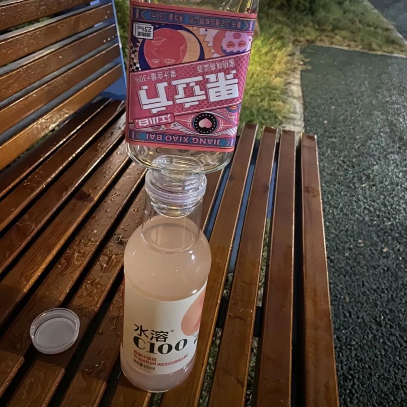 广州便利店的塑料凳，正在量产野生调酒师