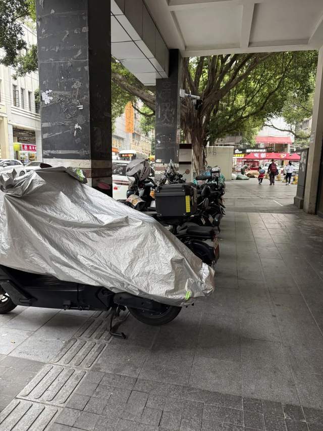 让残障人士“连滚带爬”的,何止是深圳机场?