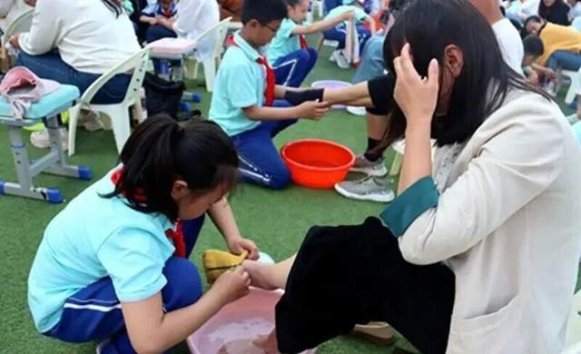 痛哭、下跪、洗脚,学校为何热衷搞煽情的“孝道”教育?