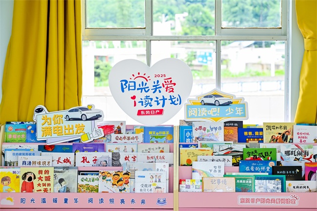 阅读室里的书籍分类陈列。.jpg