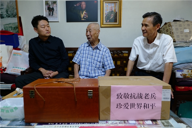 京东暖心探望北京抗战老兵,百张助起椅与磁疗枕送达英雄家中