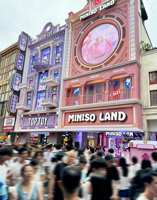 独家IP“右右酱”火爆出圈，名创优品加速迈向全球领先的IP运营平台