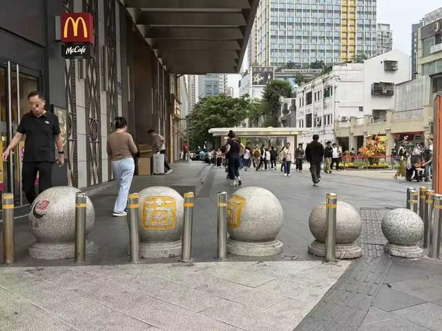 让残障人士“连滚带爬”的,何止是深圳机场?