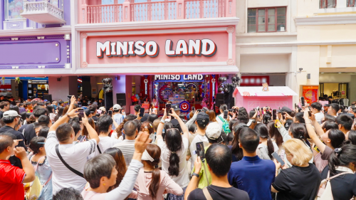独家IP“右右酱”火爆出圈，名创优品加速迈向全球领先的IP运营平台